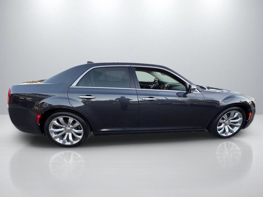 2017 Chrysler 300 Image 8