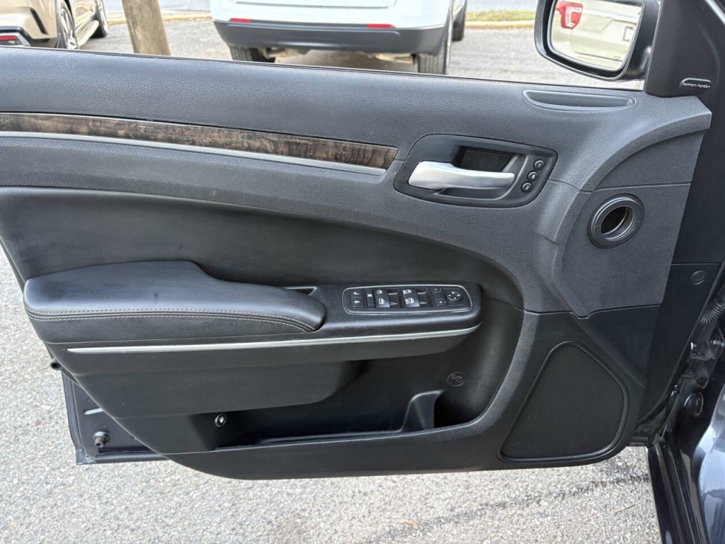 2017 Chrysler 300 Image 11