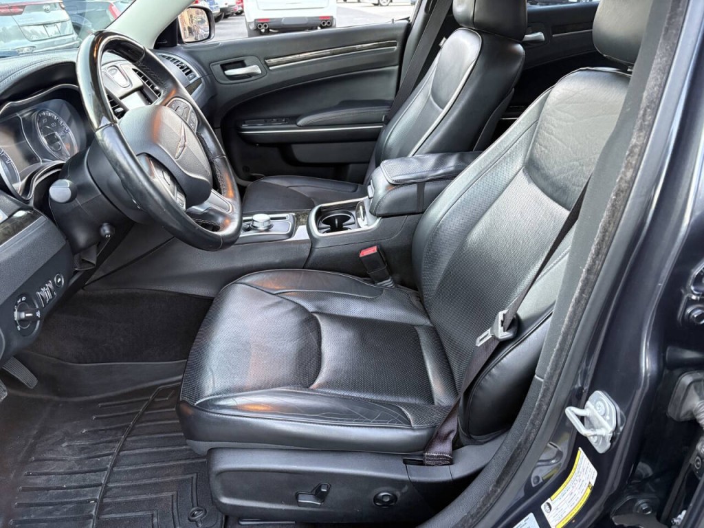 2017 Chrysler 300 Image 12