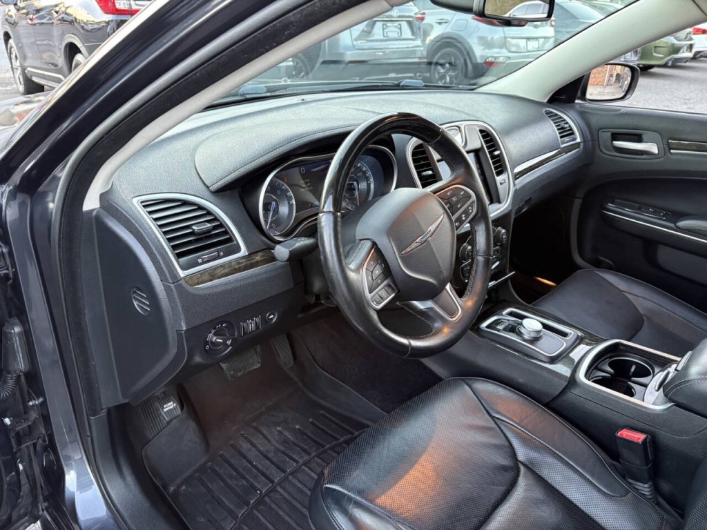 2017 Chrysler 300 Image 13