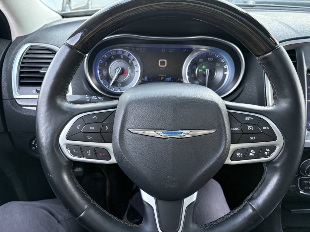 2017 Chrysler 300 Image 14