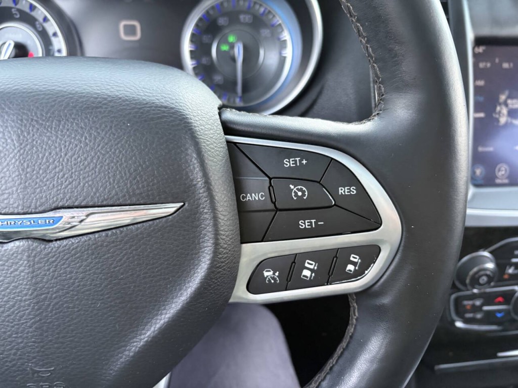 2017 Chrysler 300 Image 15