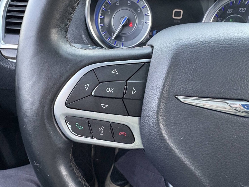 2017 Chrysler 300 Image 16