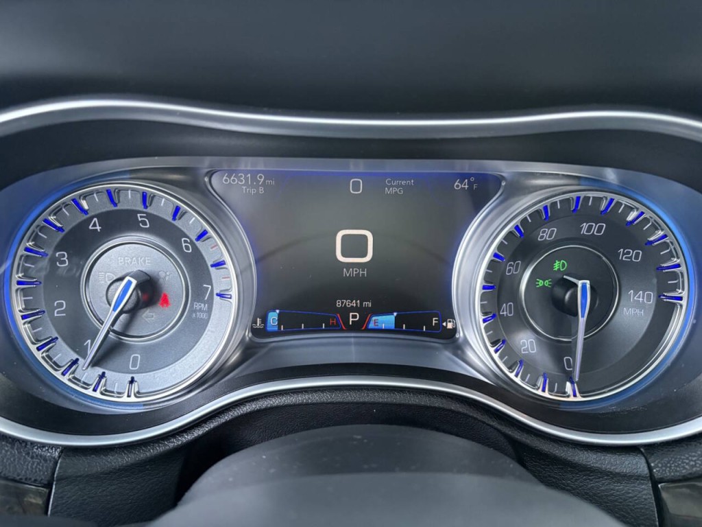 2017 Chrysler 300 Image 17