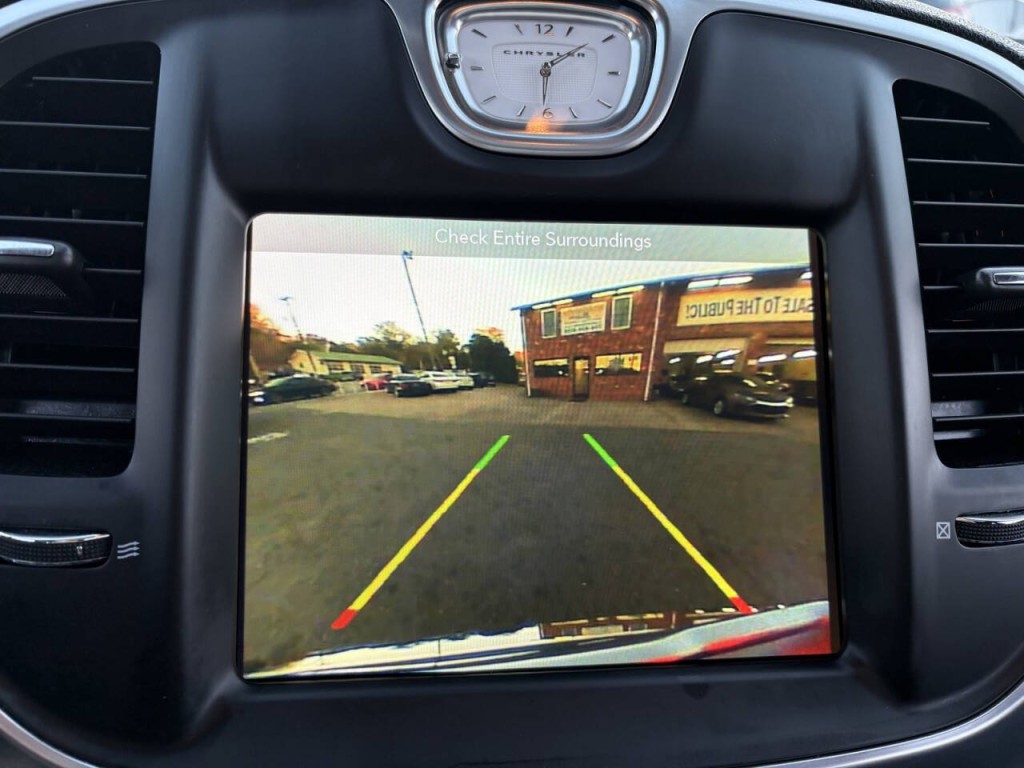 2017 Chrysler 300 Image 21