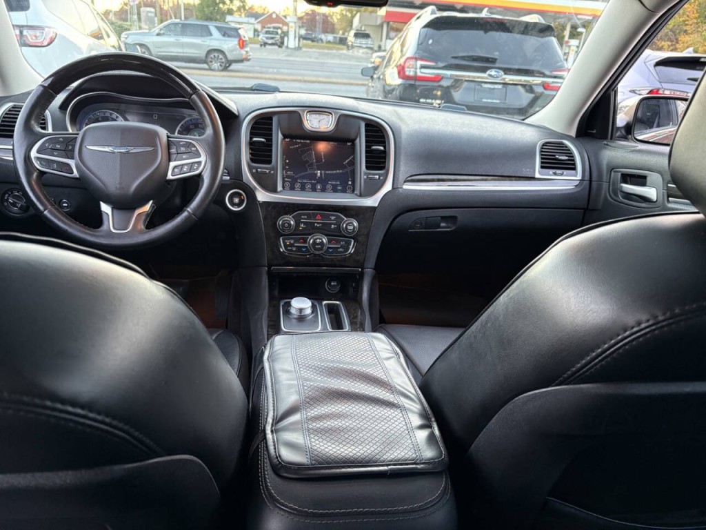 2017 Chrysler 300 Image 23