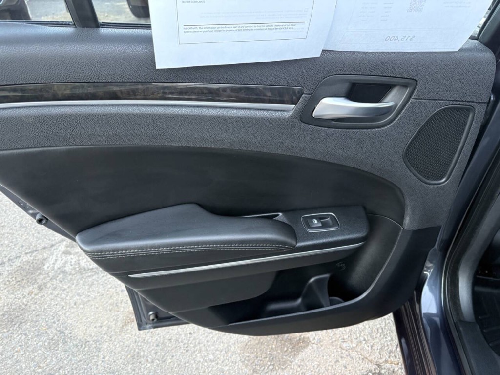 2017 Chrysler 300 Image 25