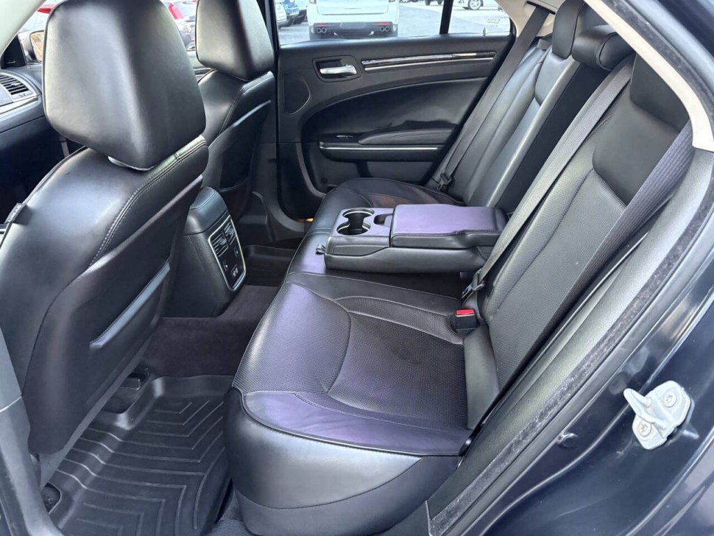 2017 Chrysler 300 Image 26