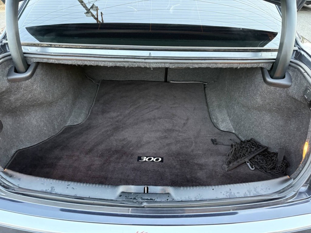 2017 Chrysler 300 Image 27