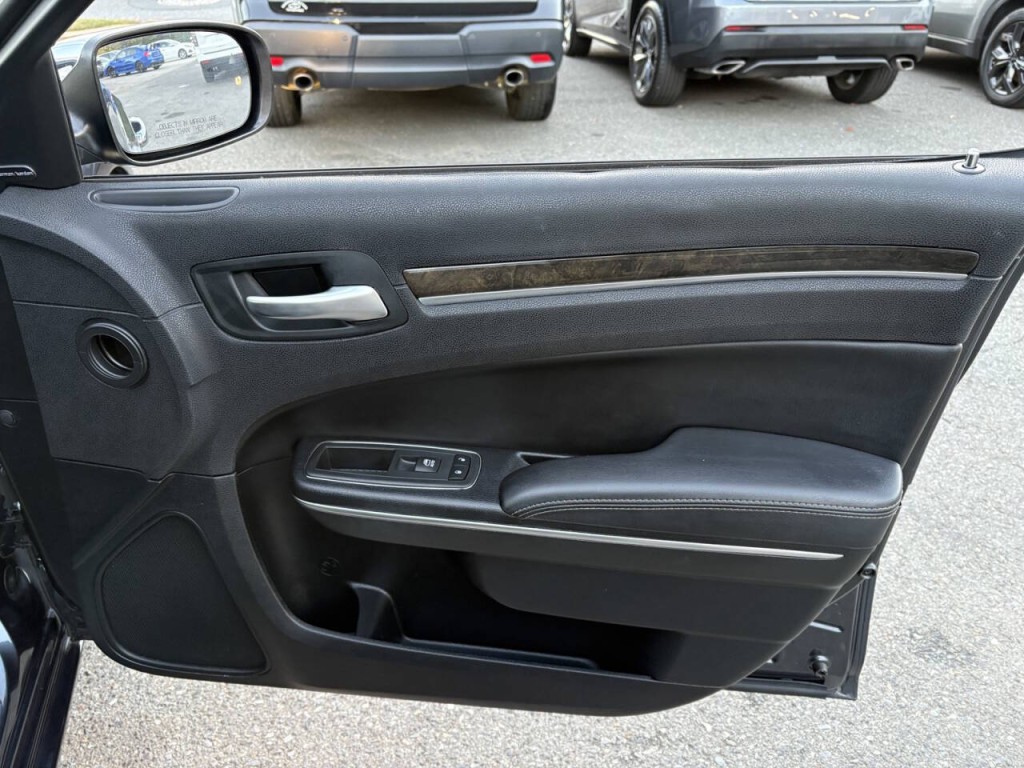 2017 Chrysler 300 Image 28