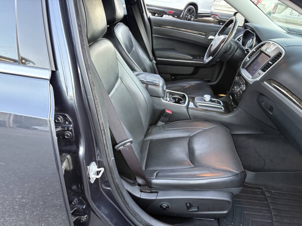 2017 Chrysler 300 Image 29