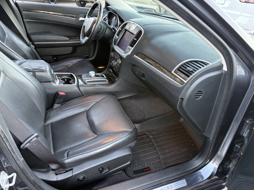 2017 Chrysler 300 Image 30