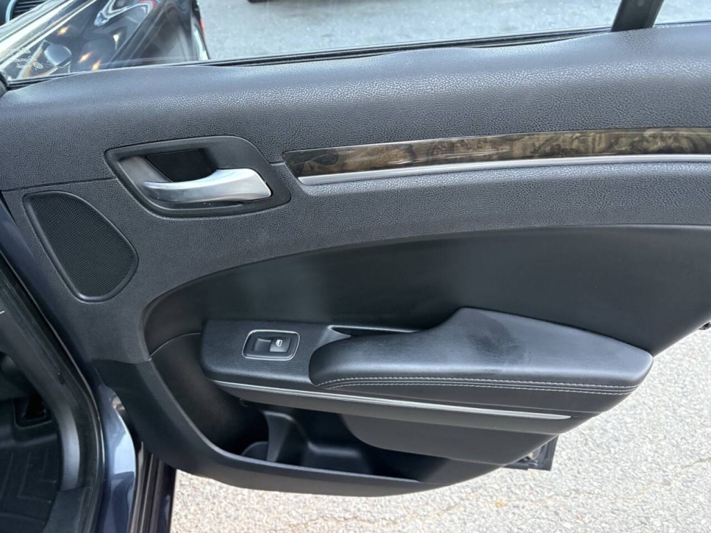 2017 Chrysler 300 Image 31