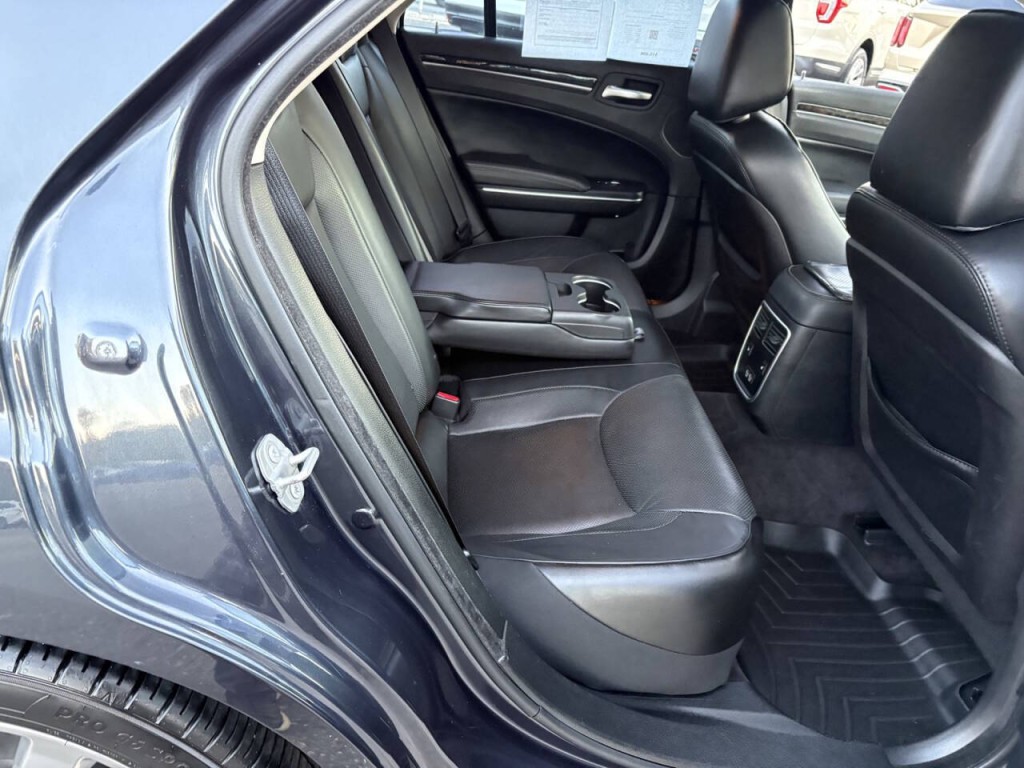 2017 Chrysler 300 Image 32