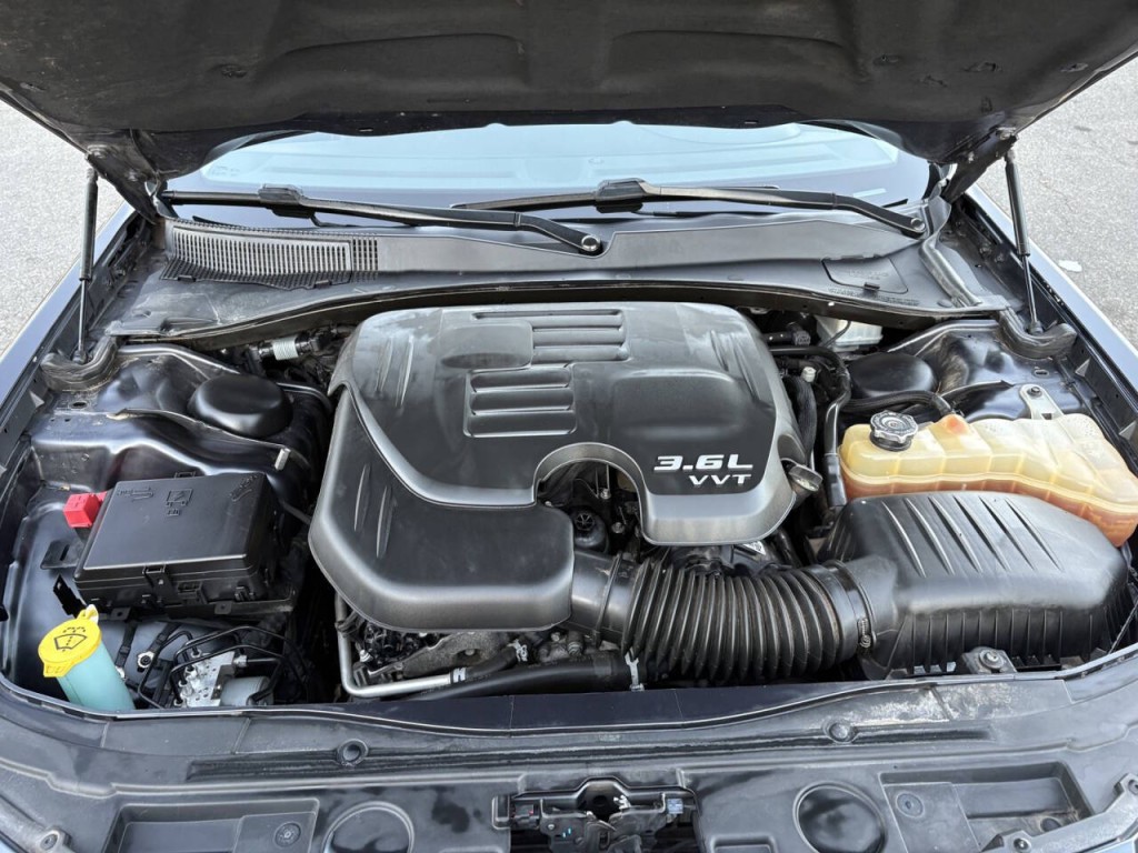 2017 Chrysler 300 Image 33