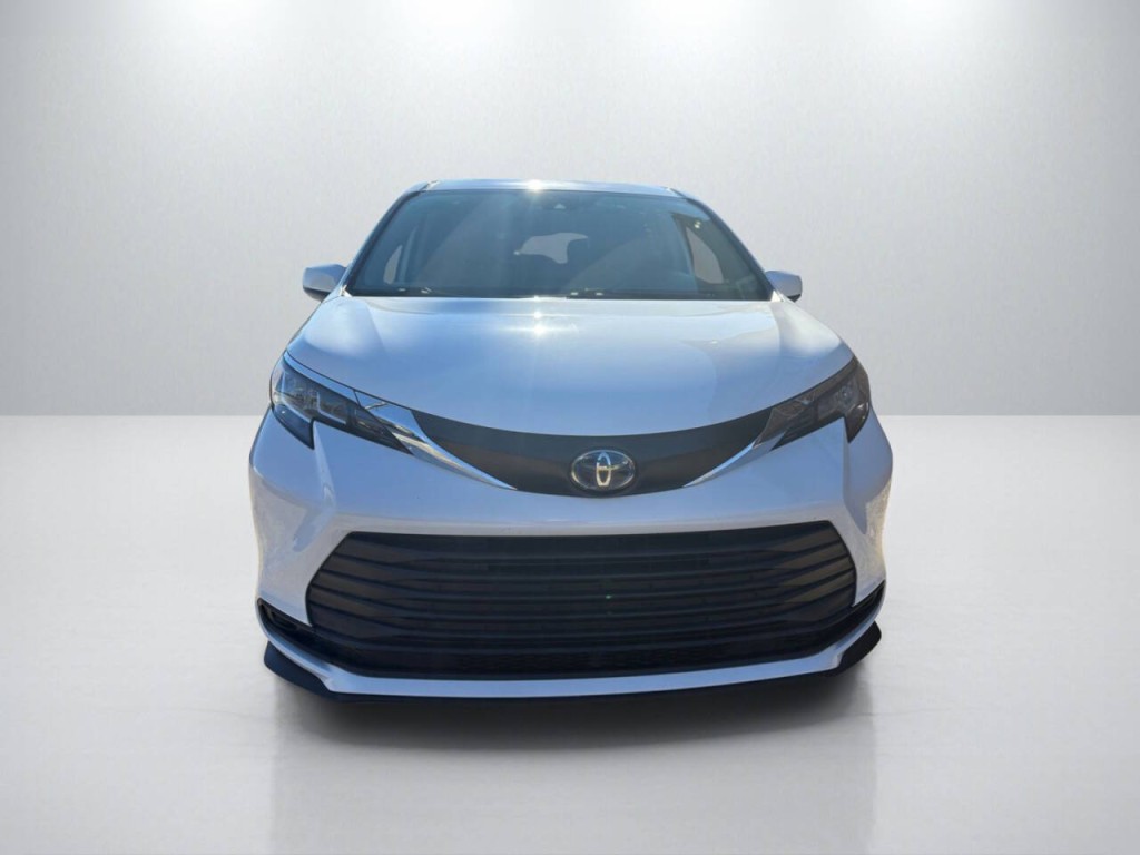 2022 Toyota Sienna Image 2