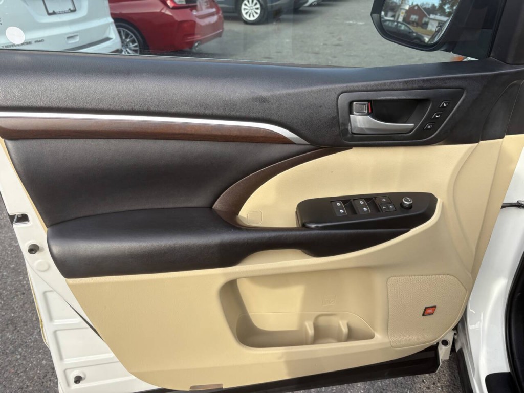 2016 Toyota Highlander Image 11