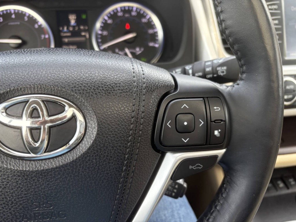 2016 Toyota Highlander Image 16