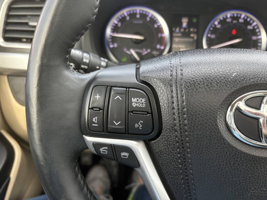 2016 Toyota Highlander Image 17