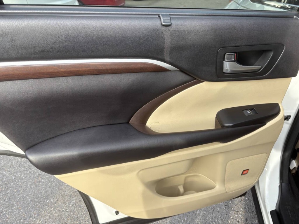 2016 Toyota Highlander Image 26