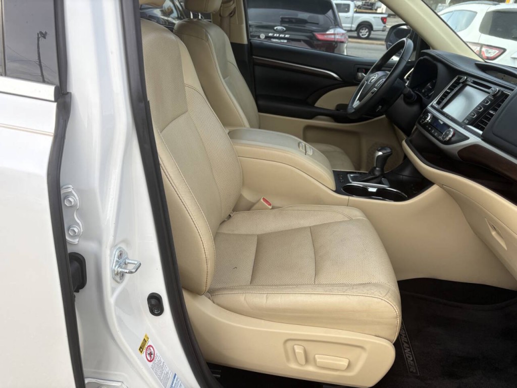 2016 Toyota Highlander Image 32