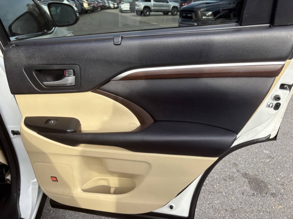 2016 Toyota Highlander Image 34