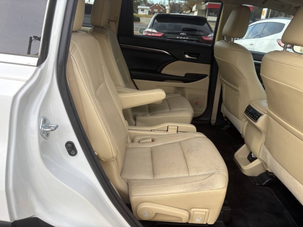 2016 Toyota Highlander Image 35