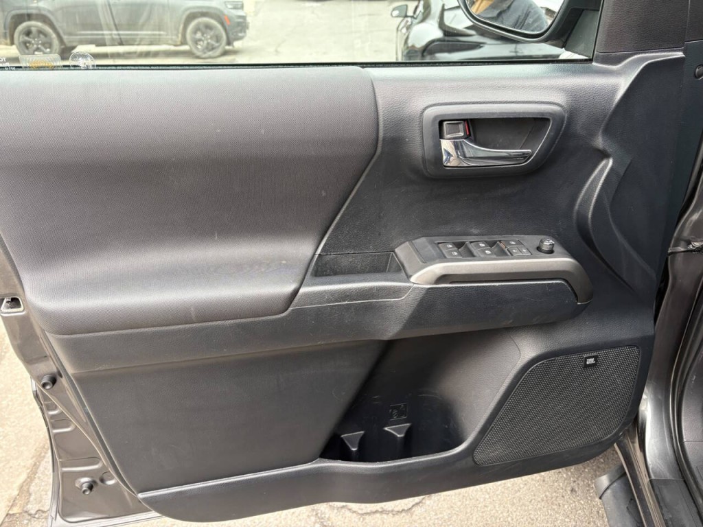 2019 Toyota Tacoma Image 9