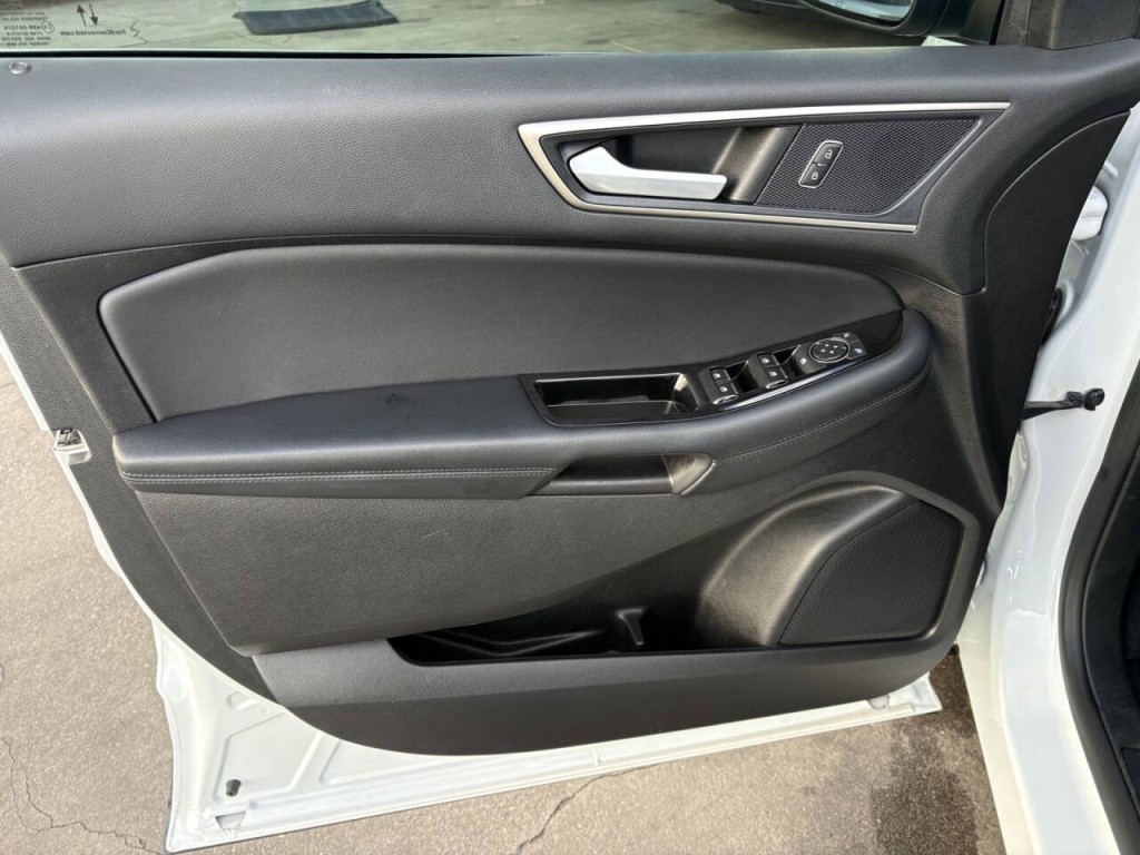 2020 Ford Edge Image 9