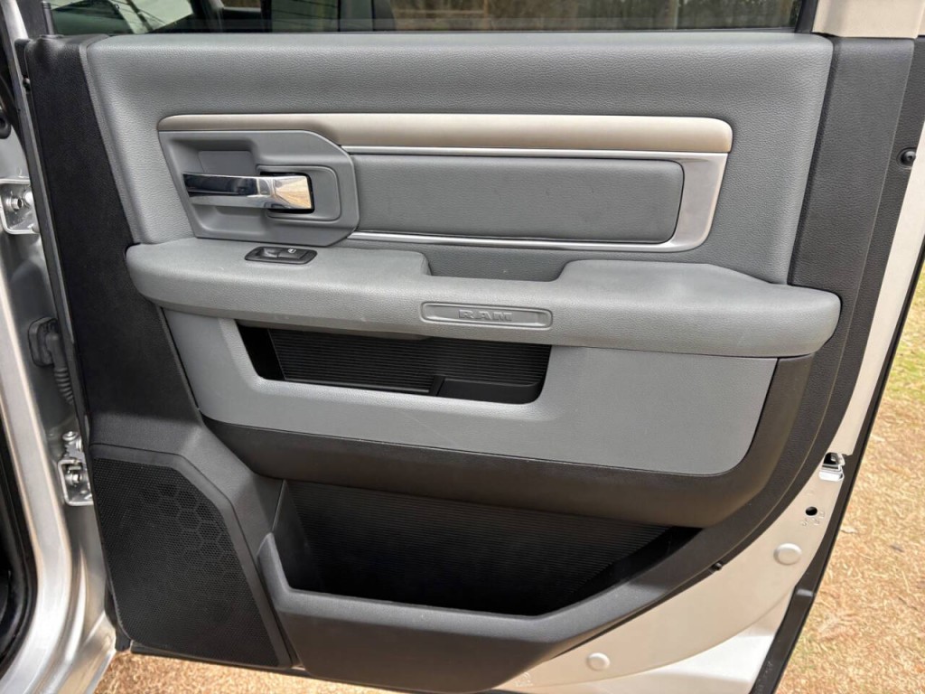 2016 RAM 3500 Image 26