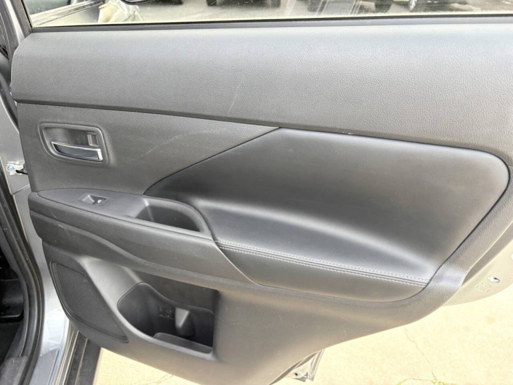2020 Mitsubishi Outlander Image 30