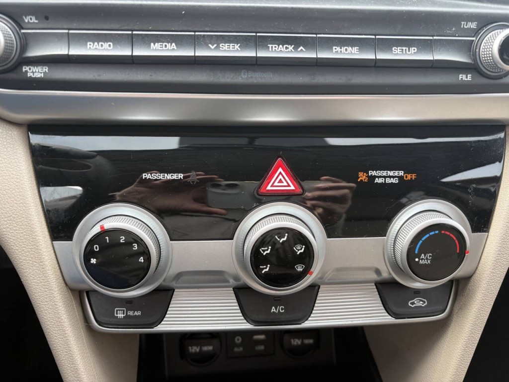 2019 Hyundai Elantra Image 17