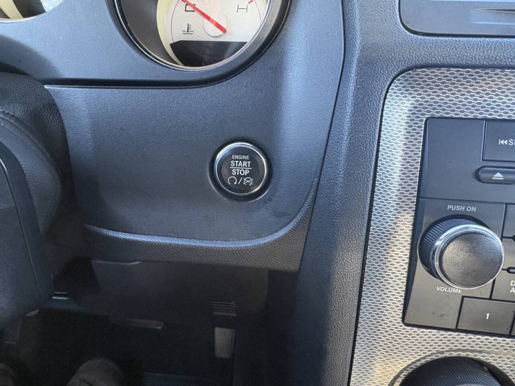 2014 Dodge Challenger Image 19