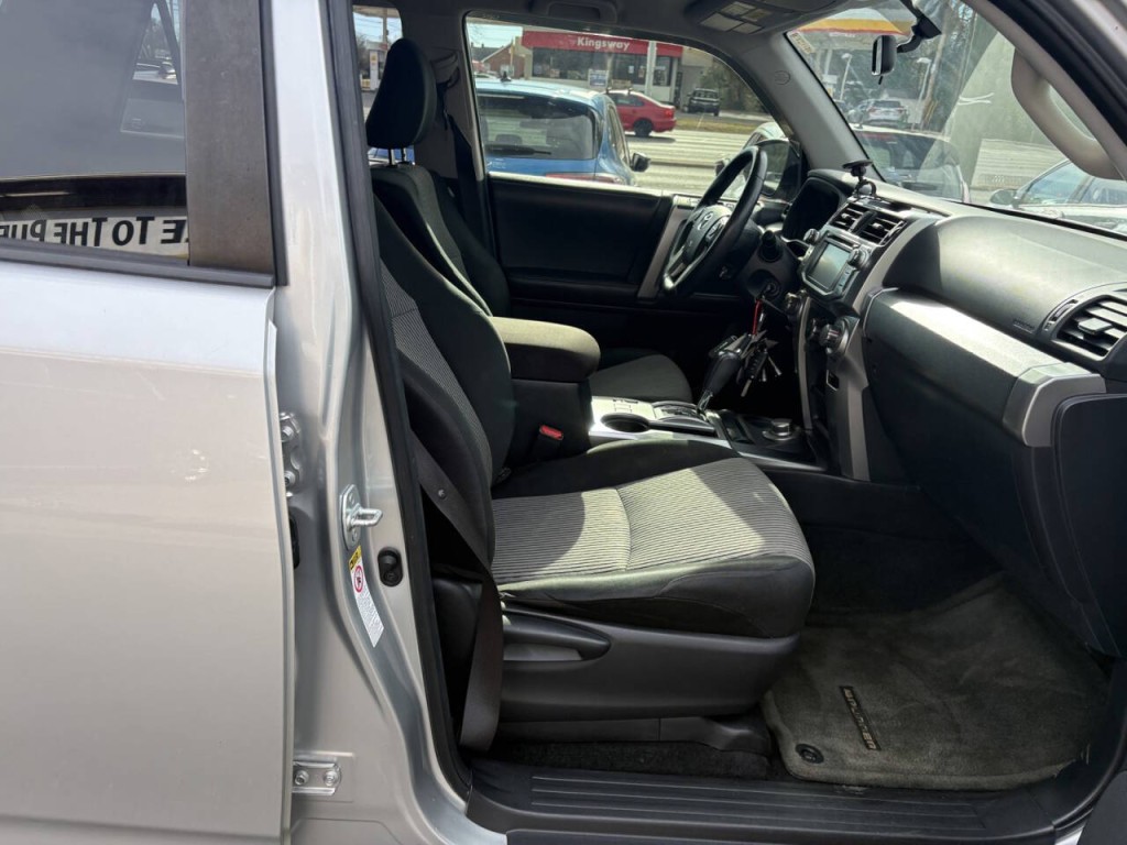 2016 Toyota 4Runner Image 27