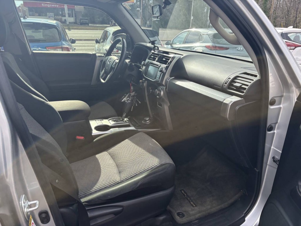 2016 Toyota 4Runner Image 28