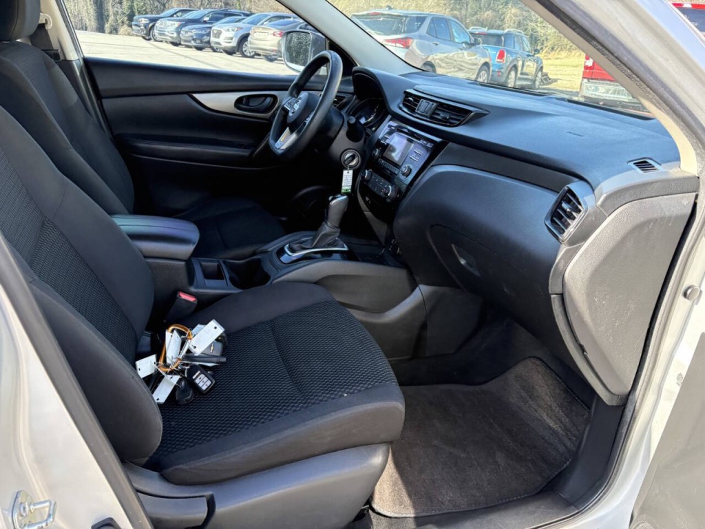 2018 Nissan Rogue Image 25