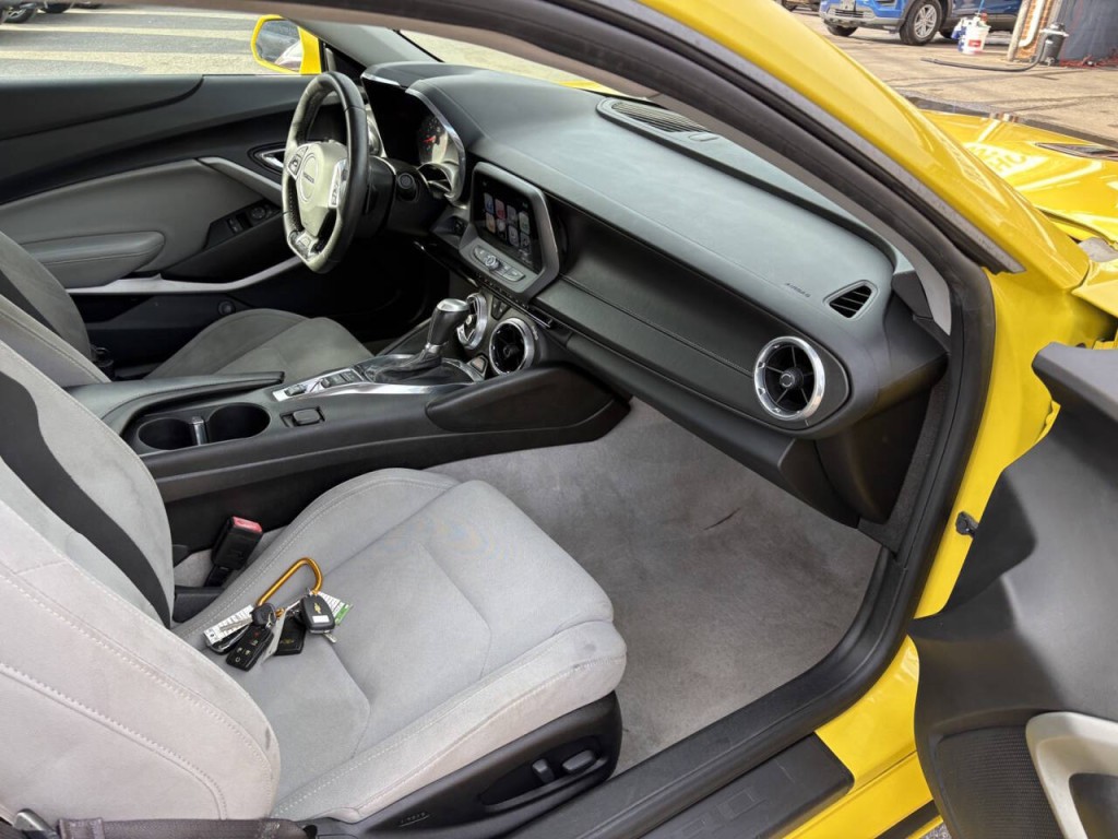 2017 Chevrolet Camaro Image 25