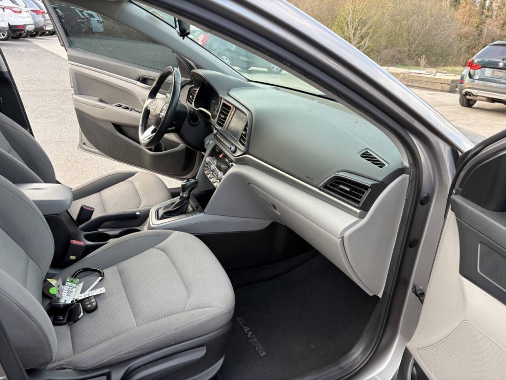 2020 Hyundai Elantra Image 30