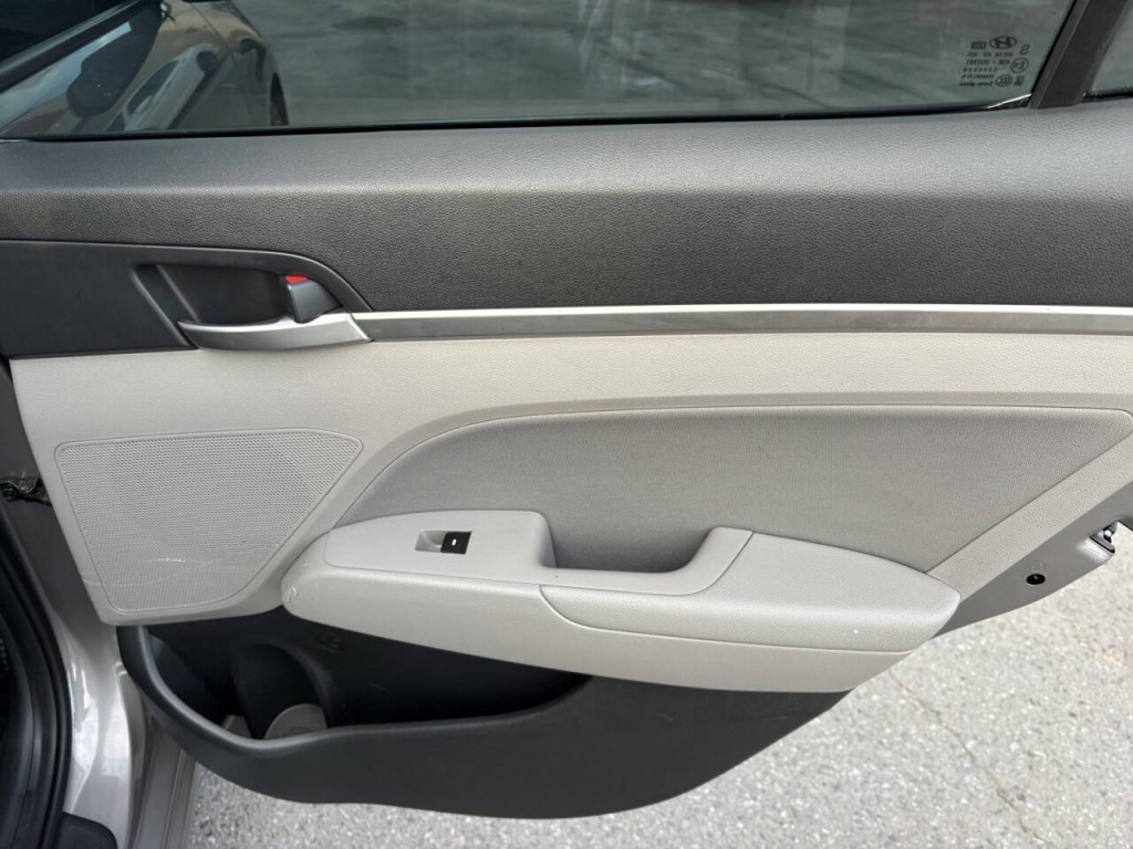 2020 Hyundai Elantra Image 31