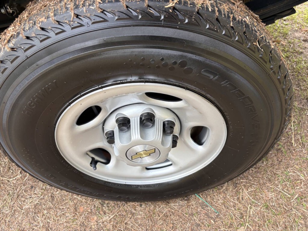 2023 Chevrolet Express Image 24