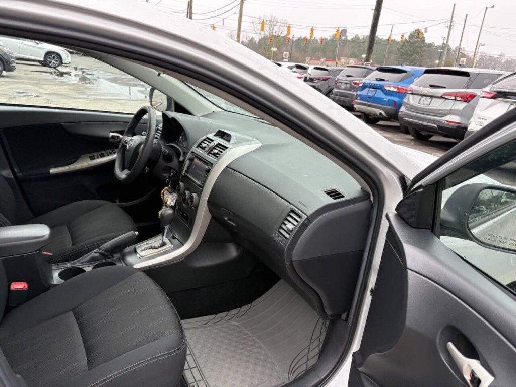 2013 Toyota Corolla Image 24