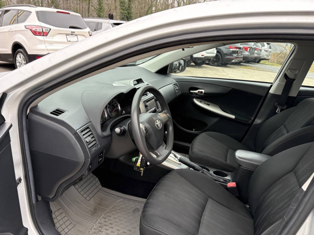 2013 Toyota Corolla Image 12