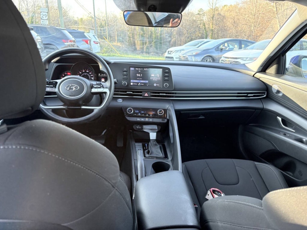 2023 Hyundai Elantra Image 22