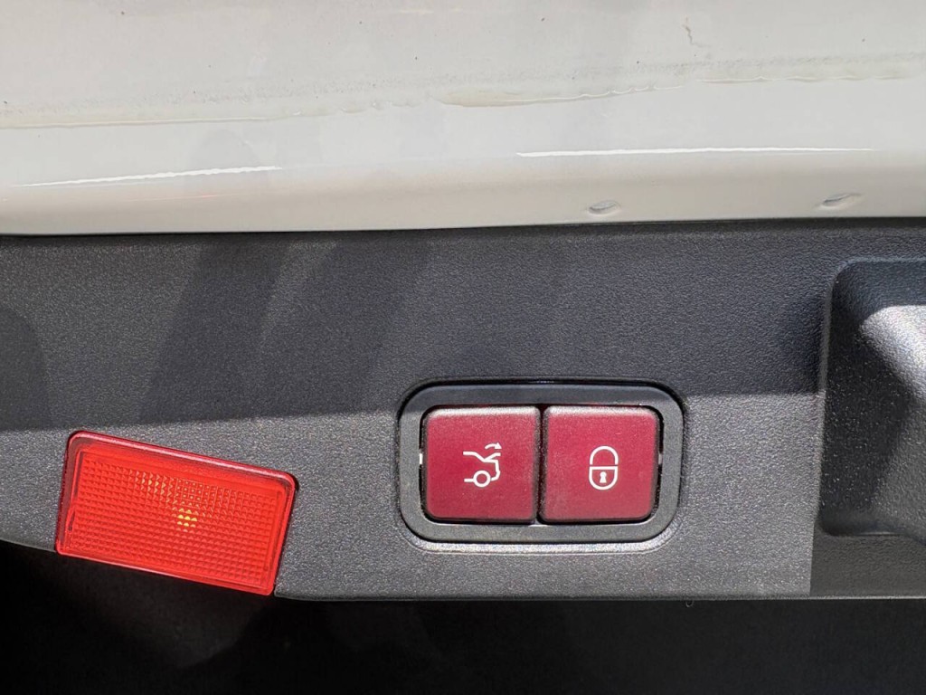 2016 Mercedes-Benz SL-Class Image 24