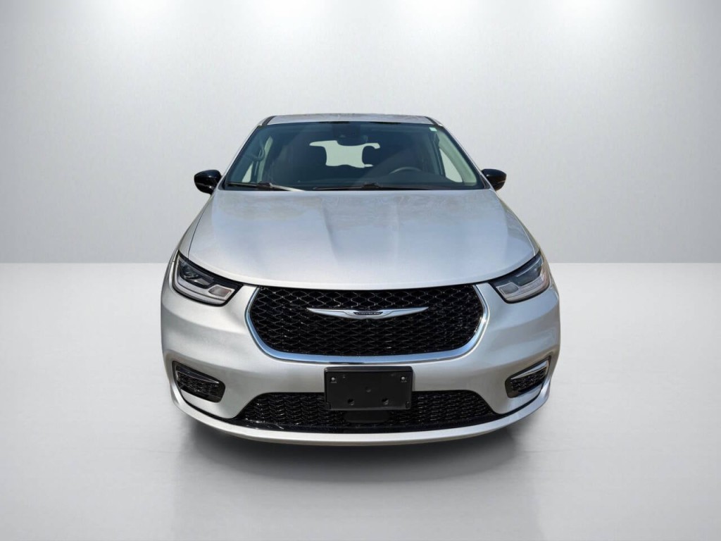 2024 Chrysler Pacifica Image 2