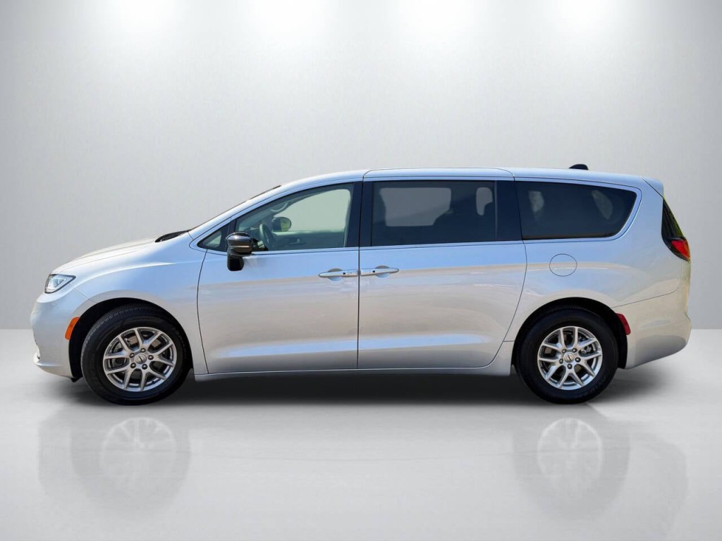 2024 Chrysler Pacifica Image 4