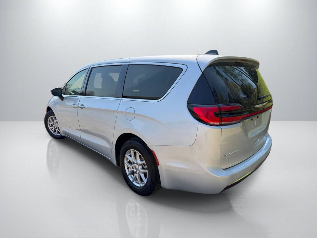 2024 Chrysler Pacifica Image 5