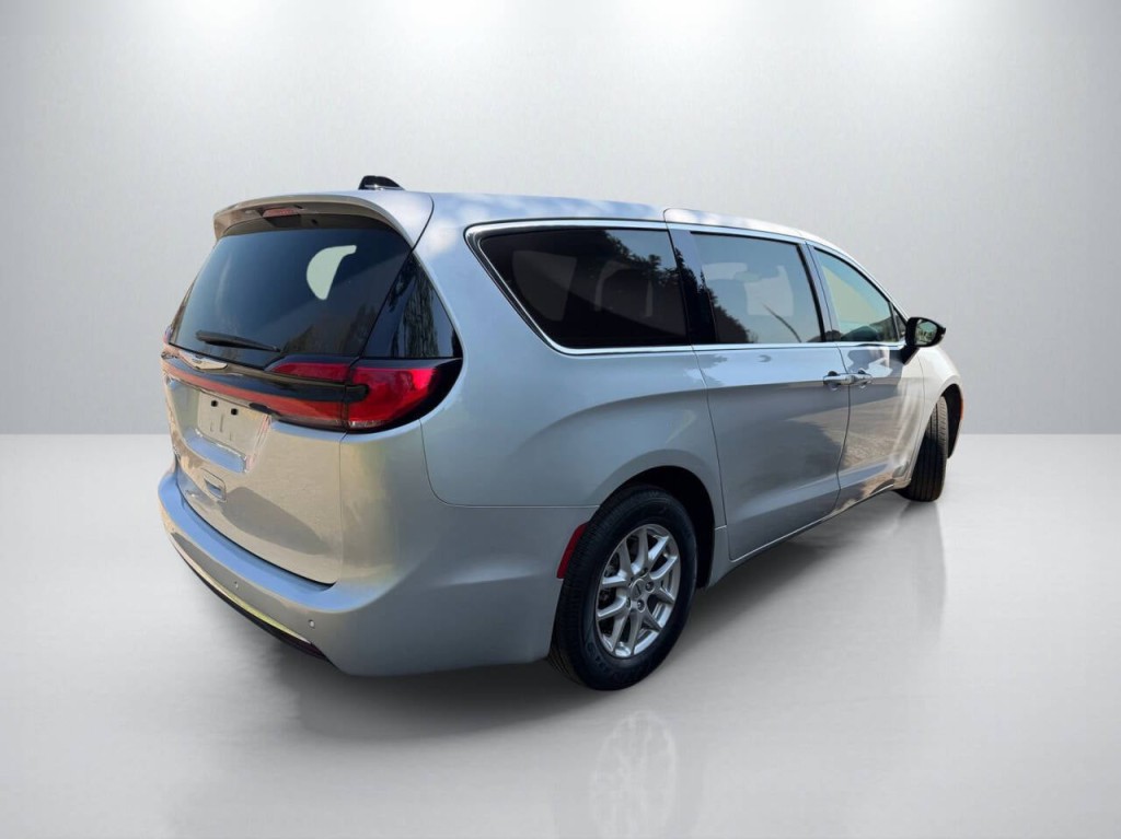 2024 Chrysler Pacifica Image 7