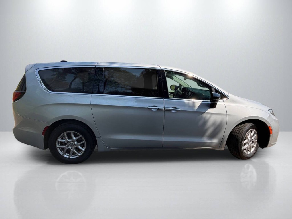 2024 Chrysler Pacifica Image 8
