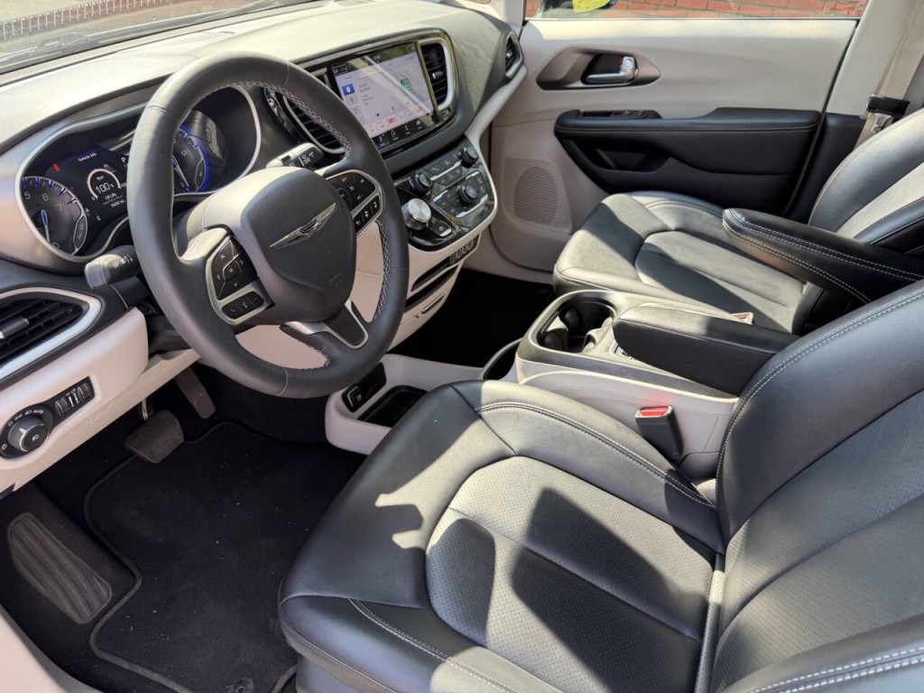 2024 Chrysler Pacifica Image 15